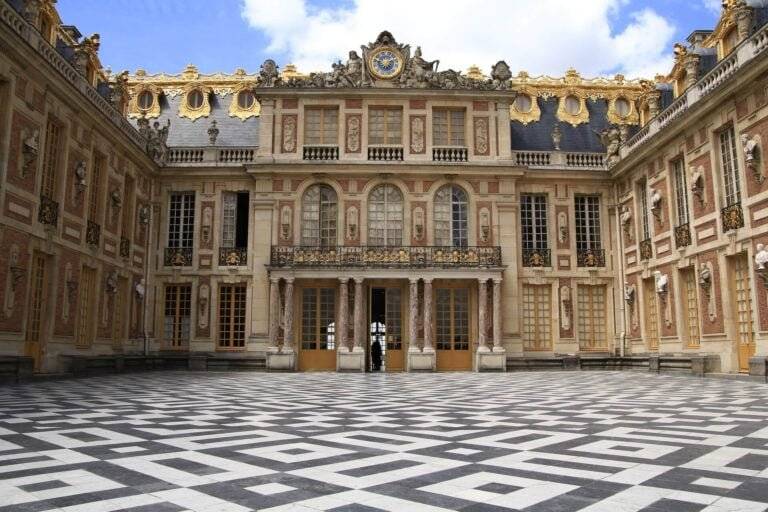 Europa — Por exemplo, se você visitar a França, encontrará o francês como língua oficial, mas