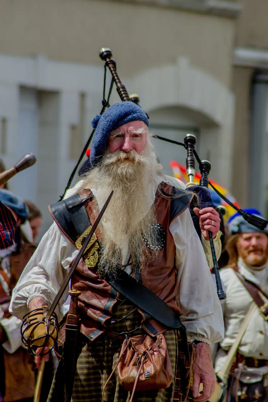 Escocia — O kilt é uma peça de vestuário tradicional da Escócia, uma saia masculina plissada. É um