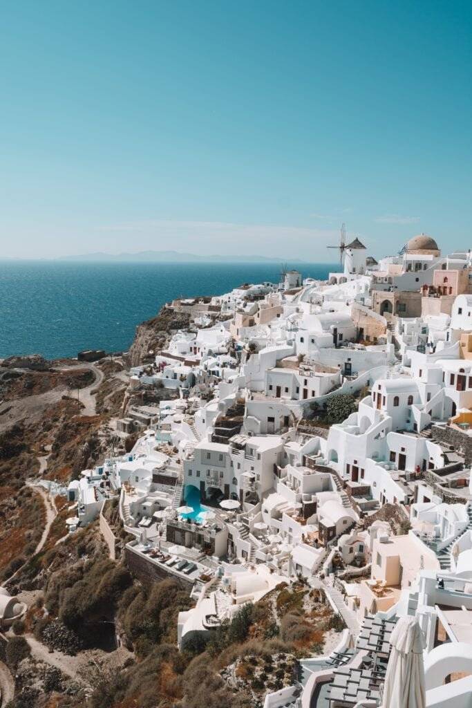 Três Curiosidades sobre a Grécia — Santorini é uma das ilhas mais famosas da Grécia, com suas belas casas brancas, ruas